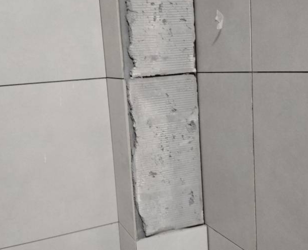 肥乡瓷砖空鼓维修公司分享下瓷砖施工前基层浇水润湿程度不足，可能导致以下问题